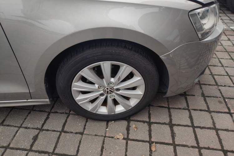 Used Volkswagen Sagitar 2014 1.6L Manual Comfort Model Right Front Wheel Hub