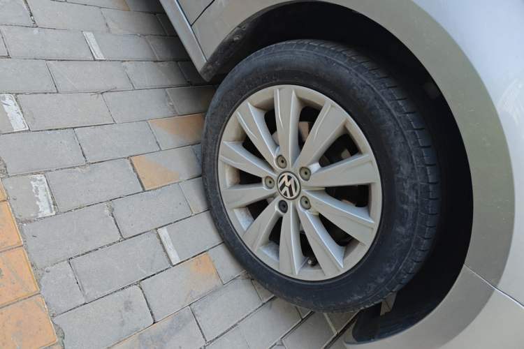 Used Volkswagen Sagitar 2014 Revised Version 1.6L Automatic Comfort Edition Right Front Wheel Hub