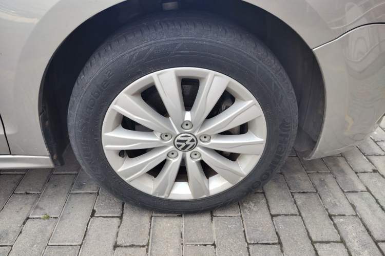 Used Volkswagen Sagitar 2014 Revised Version 1.4TSI Automatic Luxury Edition Right Front Wheel Hub