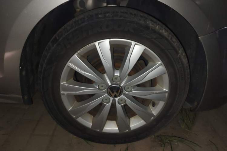 Used Volkswagen Sagitar 2014 1.6L Manual Comfort Model Right Front Wheel Hub
