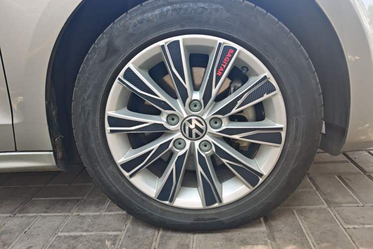 Used Volkswagen Sagitar 2014 Revised Version 1.4TSI Manual Luxury Edition Right Front Wheel Hub