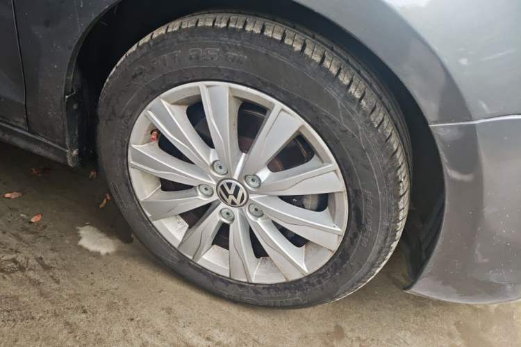 Used Volkswagen Sagitar 2014 1.6L Automatic Comfort Model Right Front Wheel Hub