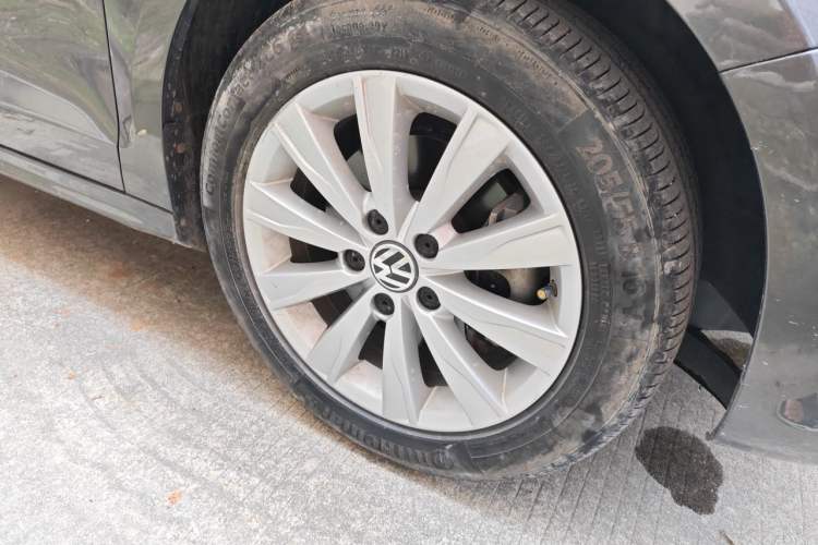 Used Volkswagen Sagitar 2014 1.4TSI Automatic Luxury Model Right Front Wheel Hub