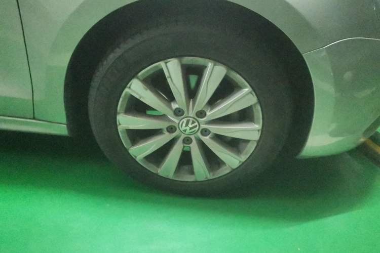 Used Volkswagen Sagitar 2014 1.4TSI Manual Luxury Model Right Front Wheel Hub