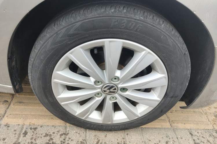 Used Volkswagen Sagitar 2014 1.6L Manual Comfort Model Right Front Wheel Hub