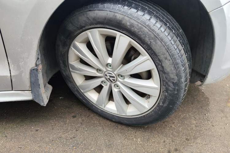 Used Volkswagen Sagitar 2014 1.4TSI Automatic Luxury Model Right Front Wheel Hub