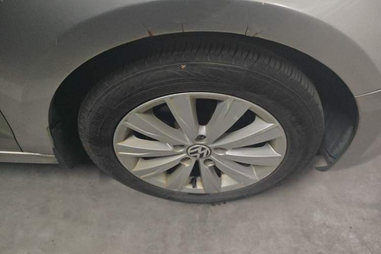 Used Volkswagen Sagitar 2014 1.6L Manual Comfort Model Right Front Wheel Hub