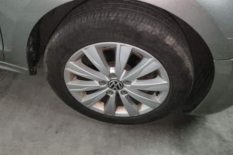 Used Volkswagen Sagitar 2014 Revised Version 1.4TSI Manual Luxury Edition Right Front Wheel Hub