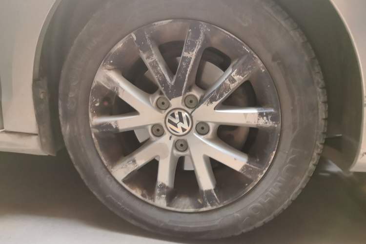 Used Volkswagen Sagitar 2014 1.4TSI Manual Luxury Model Right Front Wheel Hub