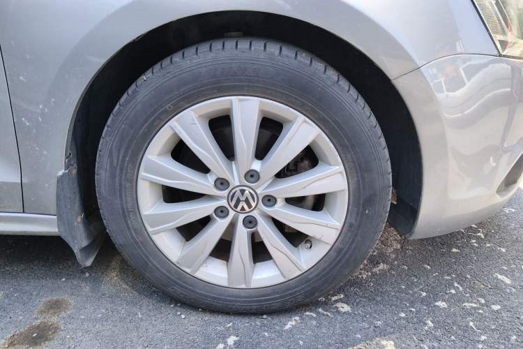Used Volkswagen Sagitar 2014 1.4TSI Manual Luxury Model Right Front Wheel Hub