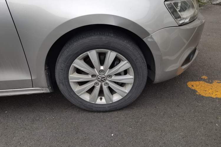 Used Volkswagen Sagitar 2014 1.4TSI Automatic Luxury Model Right Front Wheel Hub