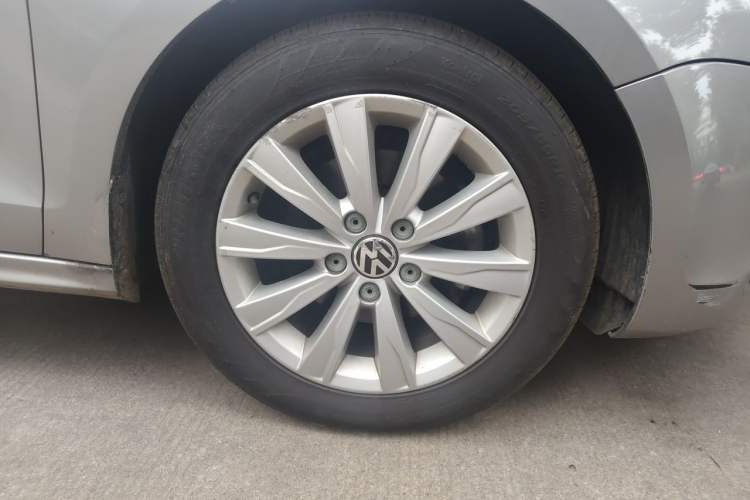 Used Volkswagen Sagitar 2014 Revised Version 1.6L Automatic Comfort Edition Right Front Wheel Hub