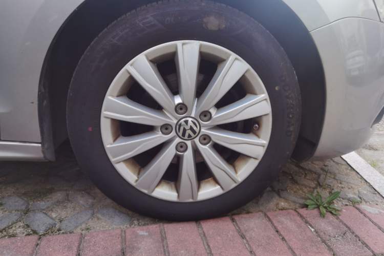 Used Volkswagen Sagitar 2014 Revised Version 1.6L Manual Comfort Edition Right Front Wheel Hub
