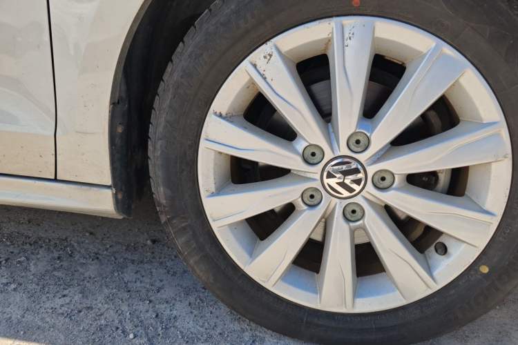 Used Volkswagen Sagitar 2014 Revised Version 1.6L Automatic Comfort Edition Right Front Wheel Hub