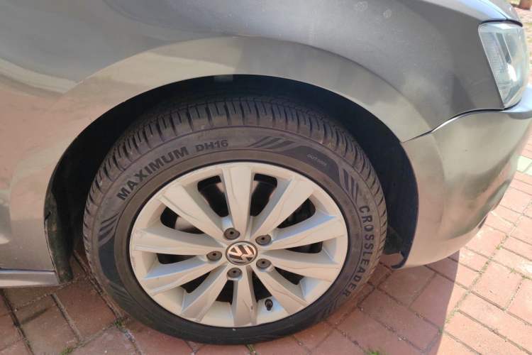 Used Volkswagen Sagitar 2014 1.4TSI Automatic Luxury Model Right Front Wheel Hub