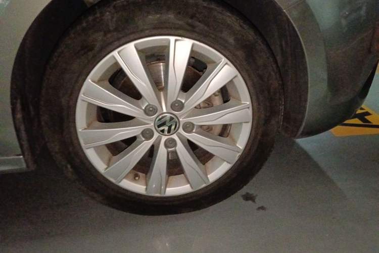 Used Volkswagen Sagitar 2014 1.4TSI Automatic Luxury Model Right Front Wheel Hub