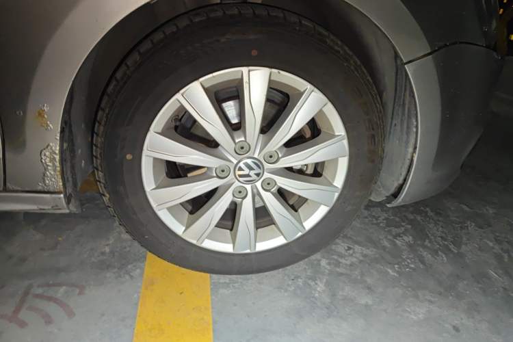 Used Volkswagen Sagitar 2014 Revised Version 1.6L Manual Comfort Edition Right Front Wheel Hub