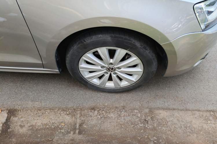 Used Volkswagen Sagitar 2014 Revised Version 1.4TSI Automatic Luxury Edition Right Front Wheel Hub