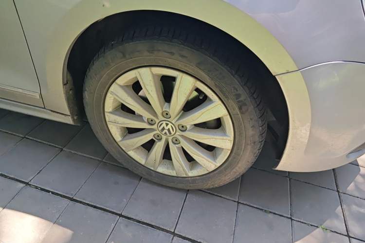 Used Volkswagen Sagitar 2014 1.4TSI Manual Luxury Model Right Front Wheel Hub
