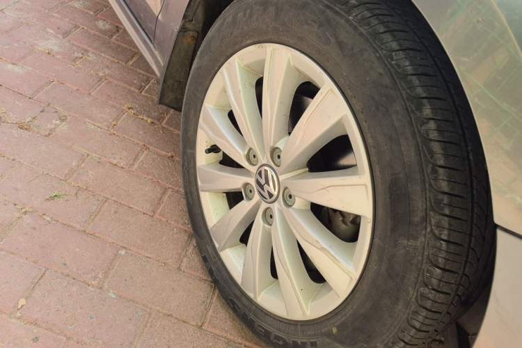 Used Volkswagen Sagitar 2014 Revised Version 1.4TSI Manual Luxury Edition Right Front Wheel Hub