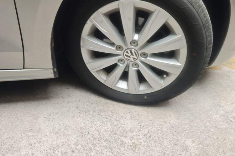 Used Volkswagen Sagitar 2014 Revised Version 1.6L Manual Comfort Edition Right Front Wheel Hub