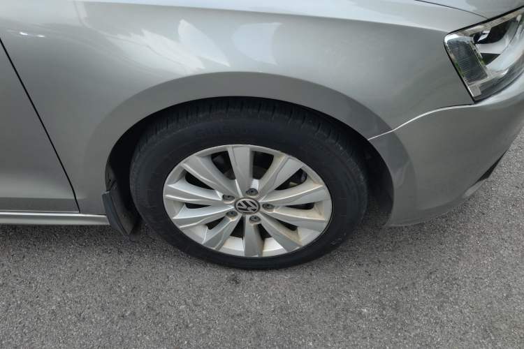 Used Volkswagen Sagitar 2014 Revised Version 1.6L Manual Comfort Edition Right Front Wheel Hub