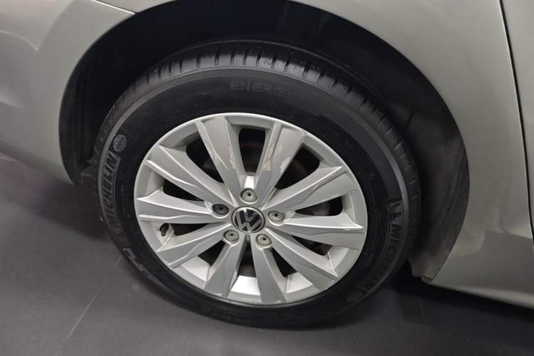 Used Volkswagen Sagitar 2014 Revised Version 1.6L Automatic Comfort Edition Right Rear Wheel Hub