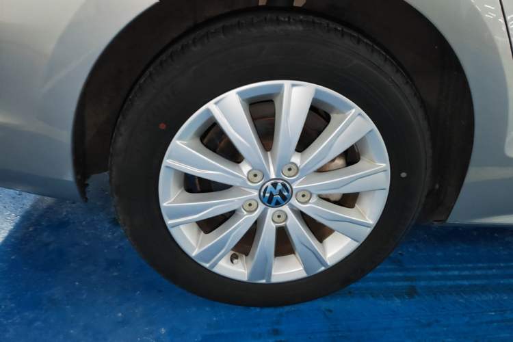Used Volkswagen Sagitar 2014 Revised Version 1.6L Manual Comfort Edition Right Rear Wheel Hub