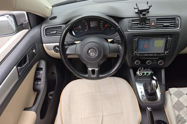 Used Volkswagen Sagitar 2014 Revised Version 1.6L Automatic Comfort Edition Steering Wheel