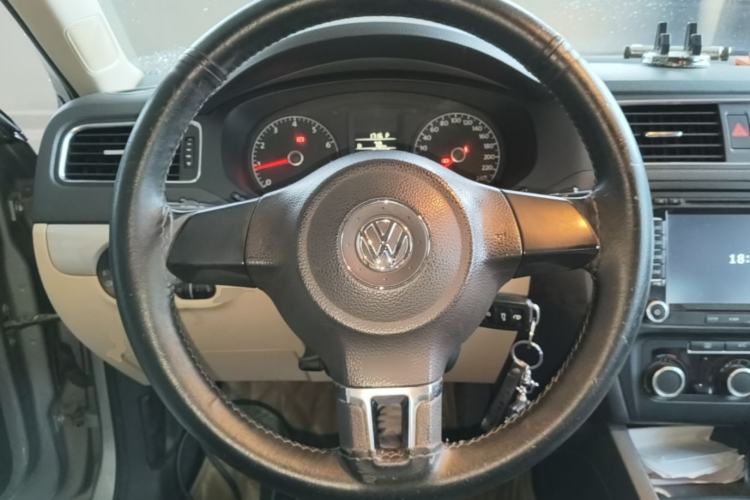 Used Volkswagen Sagitar 2014 Revised Version 1.6L Automatic Comfort Edition Steering Wheel
