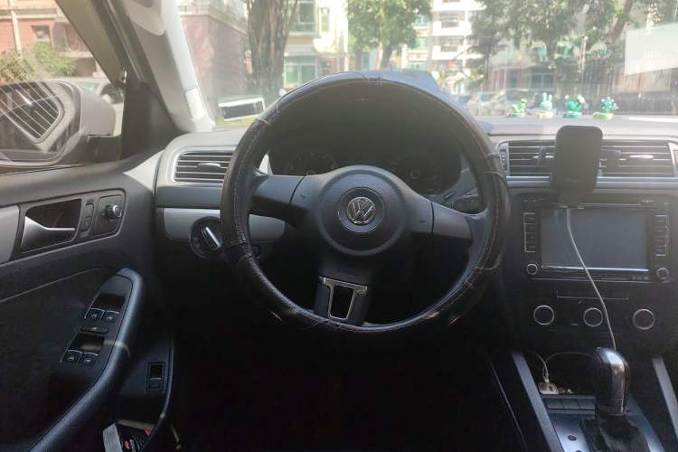 Used Volkswagen Sagitar 2014 Revised Version 1.6L Automatic Comfort Edition Steering Wheel