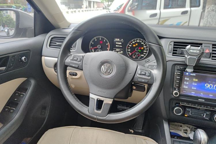 Used Volkswagen Sagitar 2014 Revised Version 1.4TSI Automatic Luxury Edition Steering Wheel