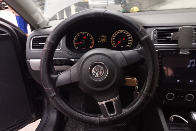 Used Volkswagen Sagitar 2014 Revised Version 1.6L Automatic Comfort Edition Steering Wheel