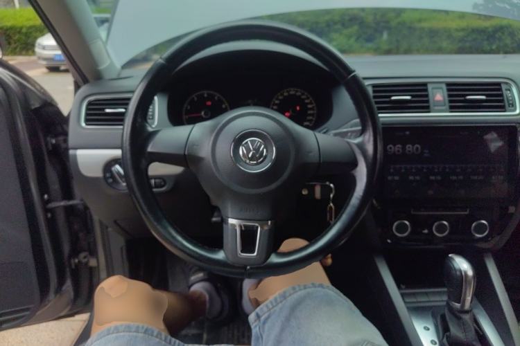 Used Volkswagen Sagitar 2014 Revised Version 1.6L Automatic Comfort Edition Steering Wheel
