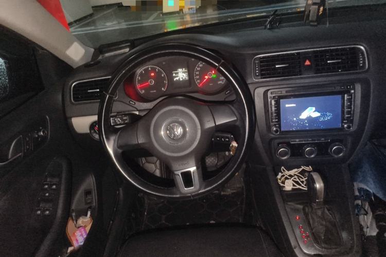 Used Volkswagen Sagitar 2014 Revised Version 1.6L Automatic Comfort Edition Steering Wheel