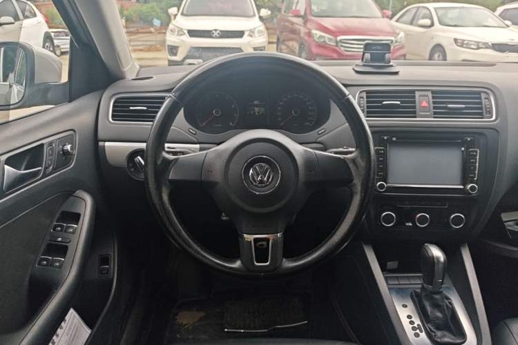 Used Volkswagen Sagitar 2014 Revised Version 1.6L Automatic Comfort Edition Steering Wheel
