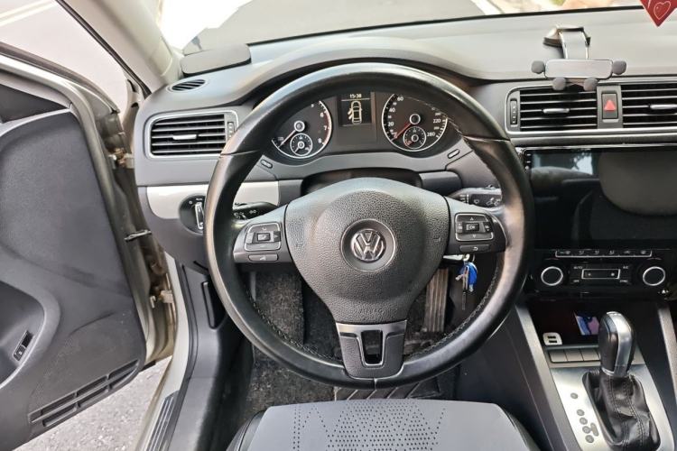 Used Volkswagen Sagitar 2014 Revised Version 1.4TSI Automatic Luxury Edition Steering Wheel