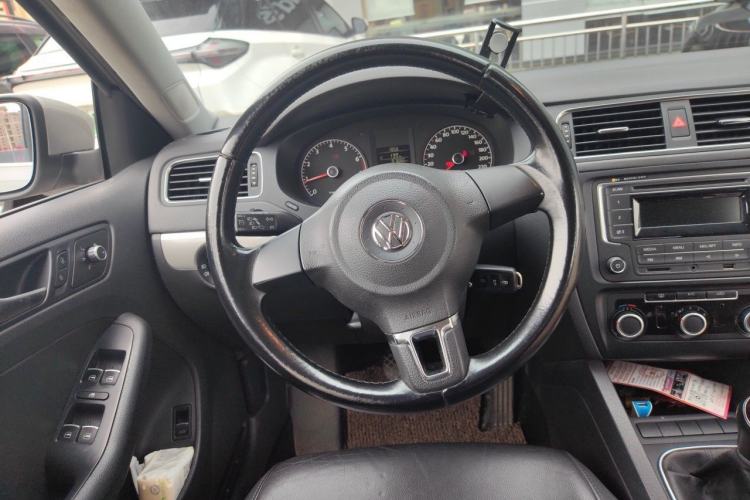 Used Volkswagen Sagitar 2014 1.6L Manual Comfort Model Steering Wheel