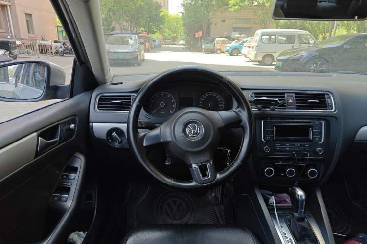 Used Volkswagen Sagitar 2014 Revised Version 1.6L Automatic Comfort Edition Steering Wheel