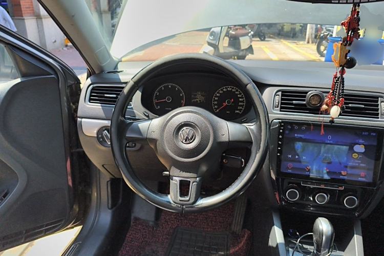 Used Volkswagen Sagitar 2014 Revised Version 1.6L Automatic Comfort Edition Steering Wheel