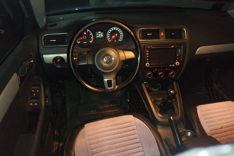 Used Volkswagen Sagitar 2014 1.6L Manual Comfort Model Steering Wheel