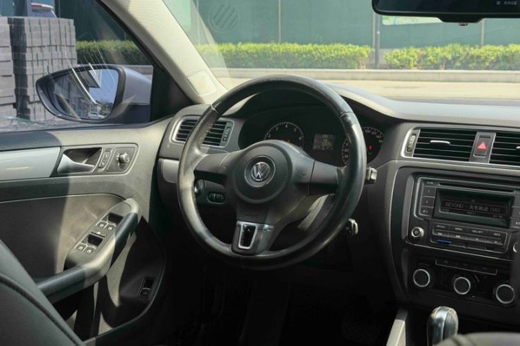 Used Volkswagen Sagitar 2014 Revised Version 1.6L Automatic Comfort Edition Steering Wheel