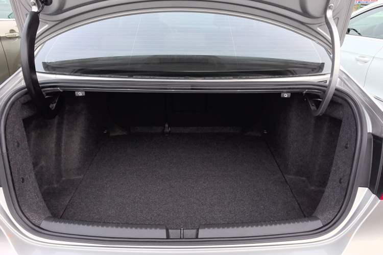 Used Volkswagen Sagitar 2014 1.6L Manual Comfort Model Trunk