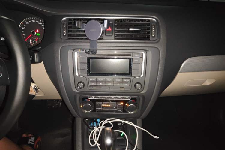 Used Volkswagen Sagitar 2014 1.4TSI Automatic Luxury Model Audio And AC Panel