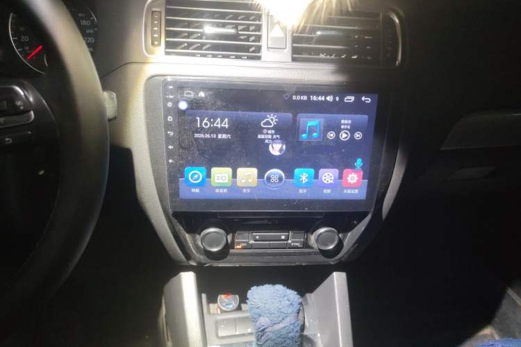 Used Volkswagen Sagitar 2014 Revised Version 1.4TSI Automatic Luxury Edition Audio And AC Panel