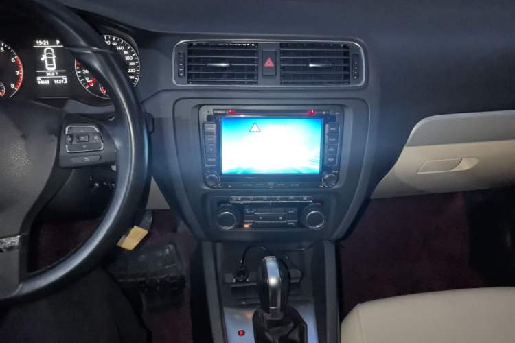 Used Volkswagen Sagitar 2014 1.4TSI Automatic Luxury Model Audio And AC Panel