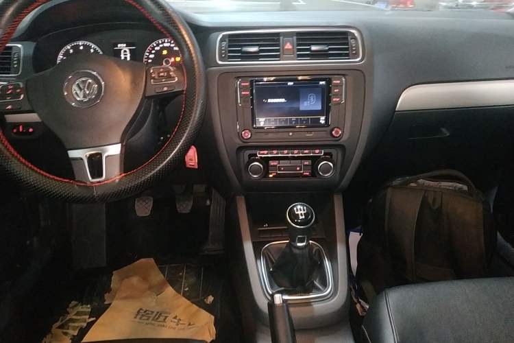 Used Volkswagen Sagitar 2014 Revised Version 1.4TSI Manual Luxury Edition Audio And AC Panel
