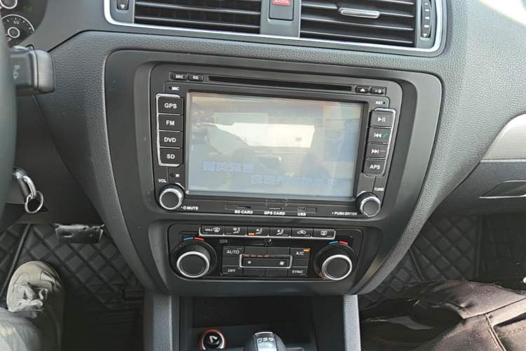 Used Volkswagen Sagitar 2014 Revised Version 1.4TSI Automatic Luxury Edition Audio And AC Panel