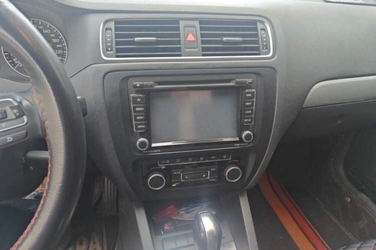 Used Volkswagen Sagitar 2014 Revised Version 1.4TSI Automatic Luxury Edition Audio And AC Panel