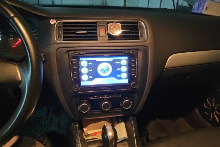 Used Volkswagen Sagitar 2014 Revised Version 1.6L Automatic Comfort Edition Audio And AC Panel